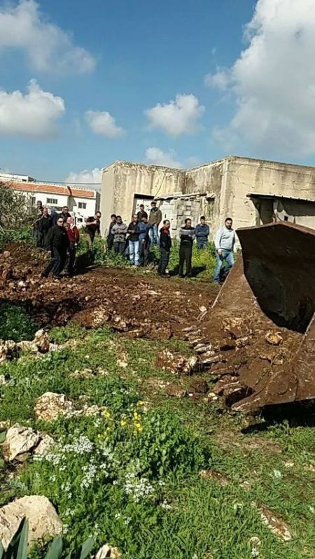 مصادرة اراضي بجانب منازل المواطنين في قرية ظهر المالح 